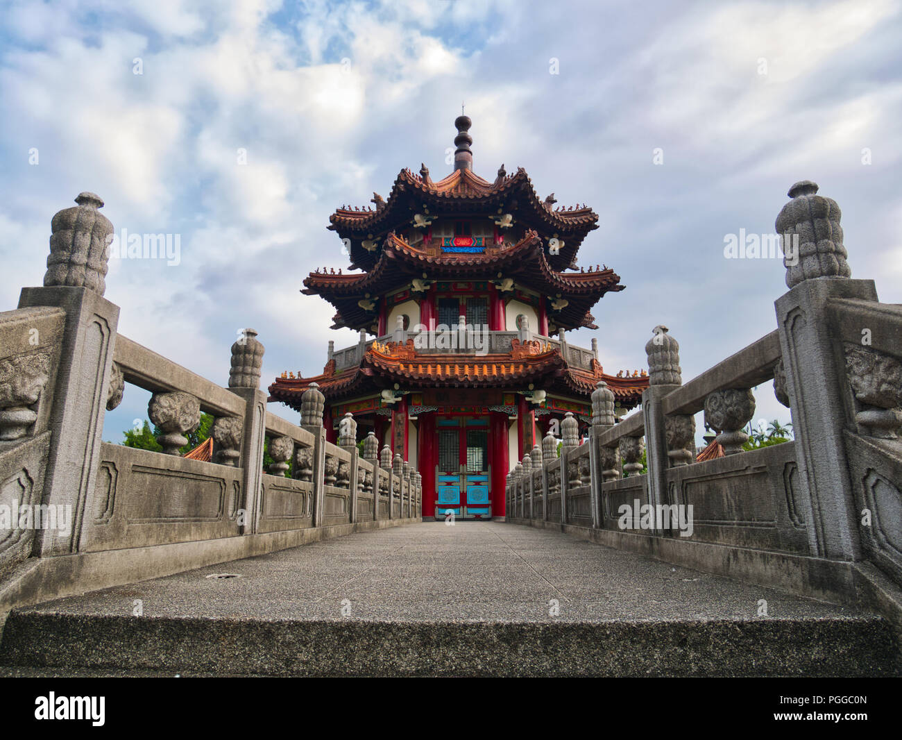 La pagode chinoise traditionnelle à la fin d'un pont vu depuis le sol, 228 Peace Memorial Park, Taipei Banque D'Images
