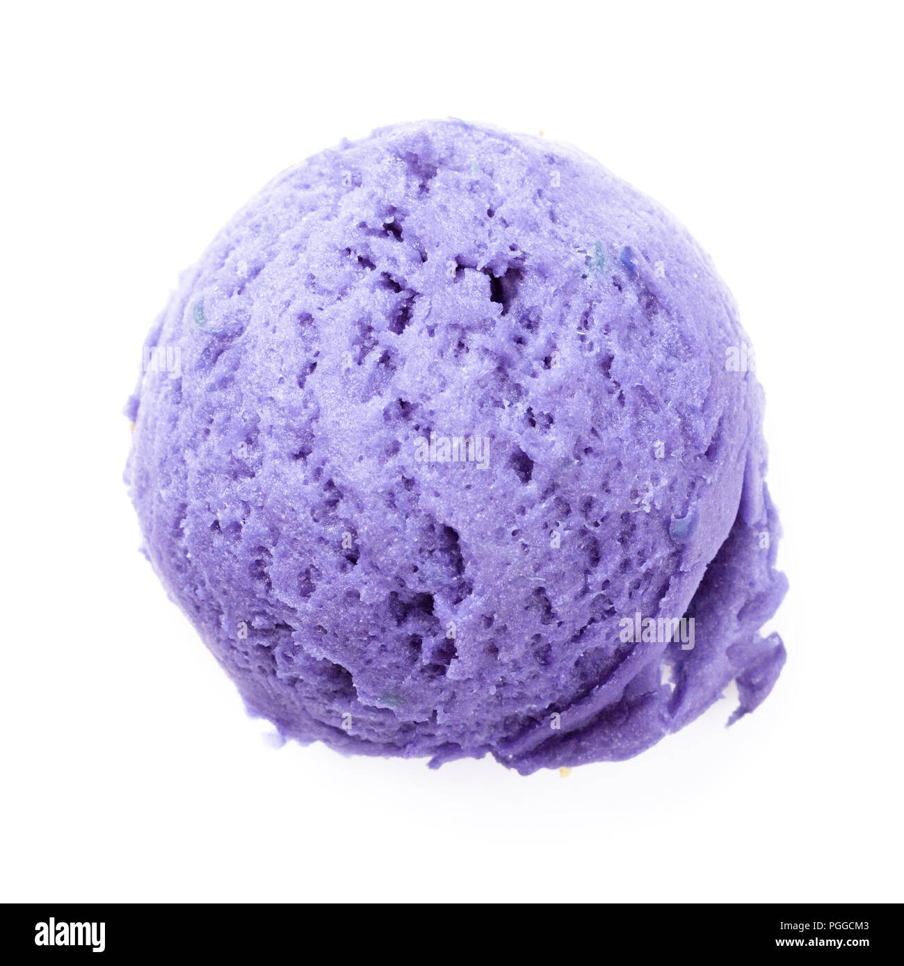 Cuillère à crème glacée de bleuets. Isolé sur fond blanc Banque D'Images