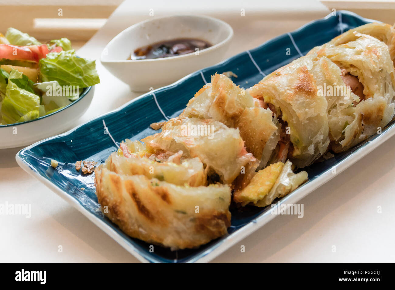 Les aliments traditionnels Chinois, Taïwanais fried pancake avec bacon et fromage Banque D'Images