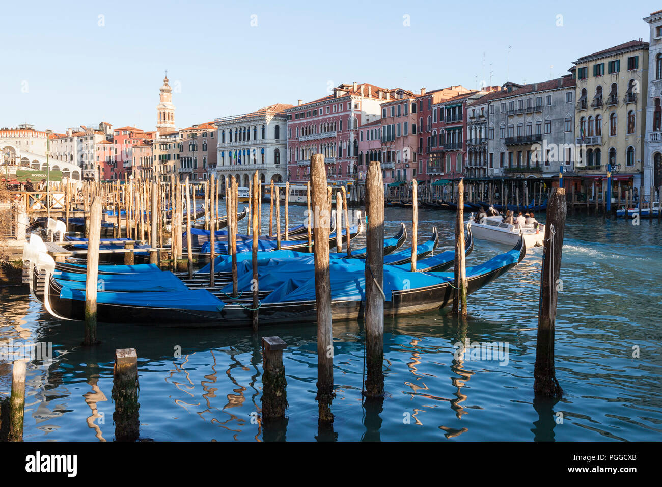 Amarré gondoles sur le Grand Canal au coucher du soleil, San Polo, Venise, Vénétie, Italie sur une belle soirée d'hiver Banque D'Images