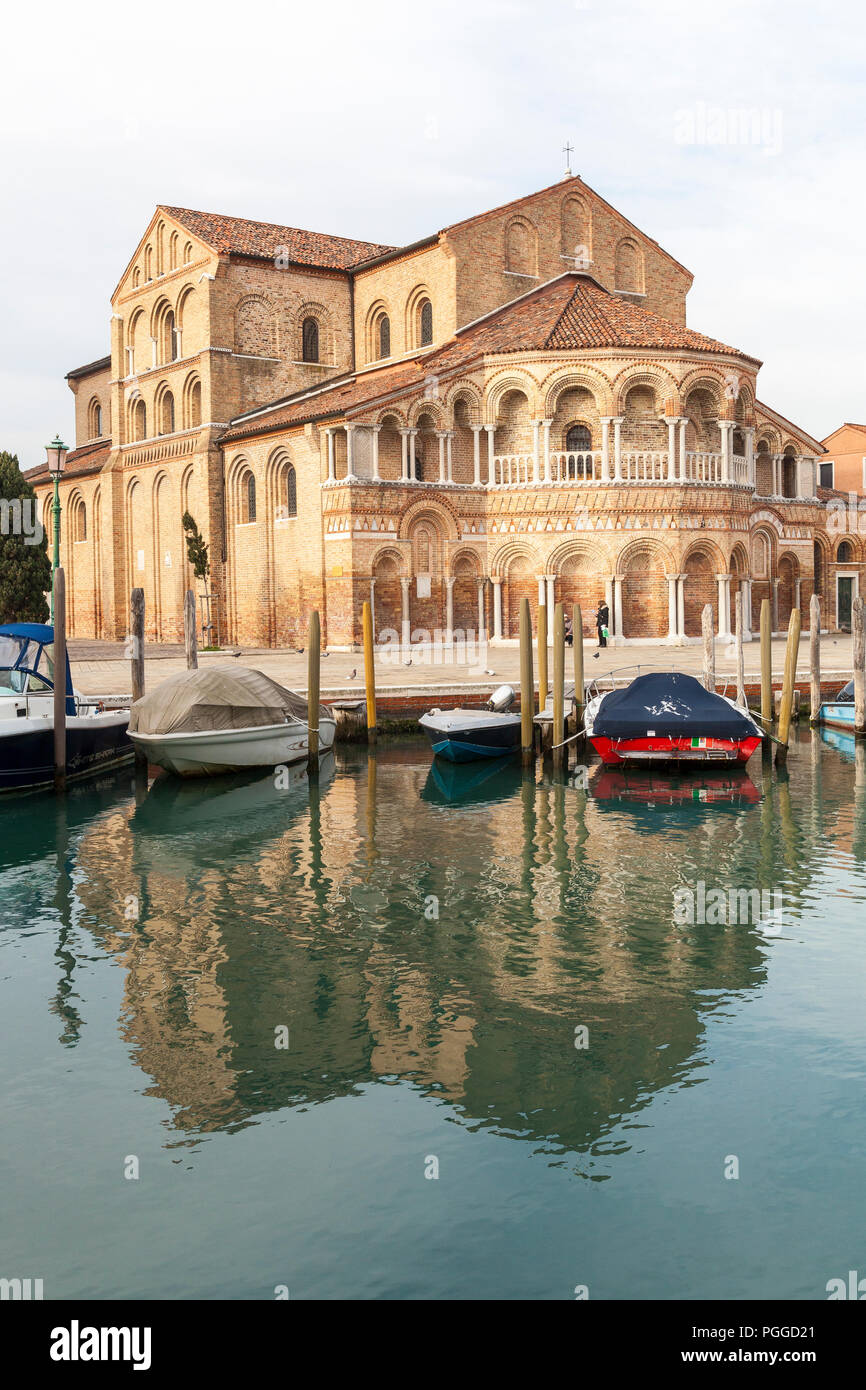 Chiesa dei Santi Maria e Donato, l'île de Murano, Venise, Vénétie, Italie avec un reflet dans le canal ci-dessous sur une journée d'hiver couvert Banque D'Images