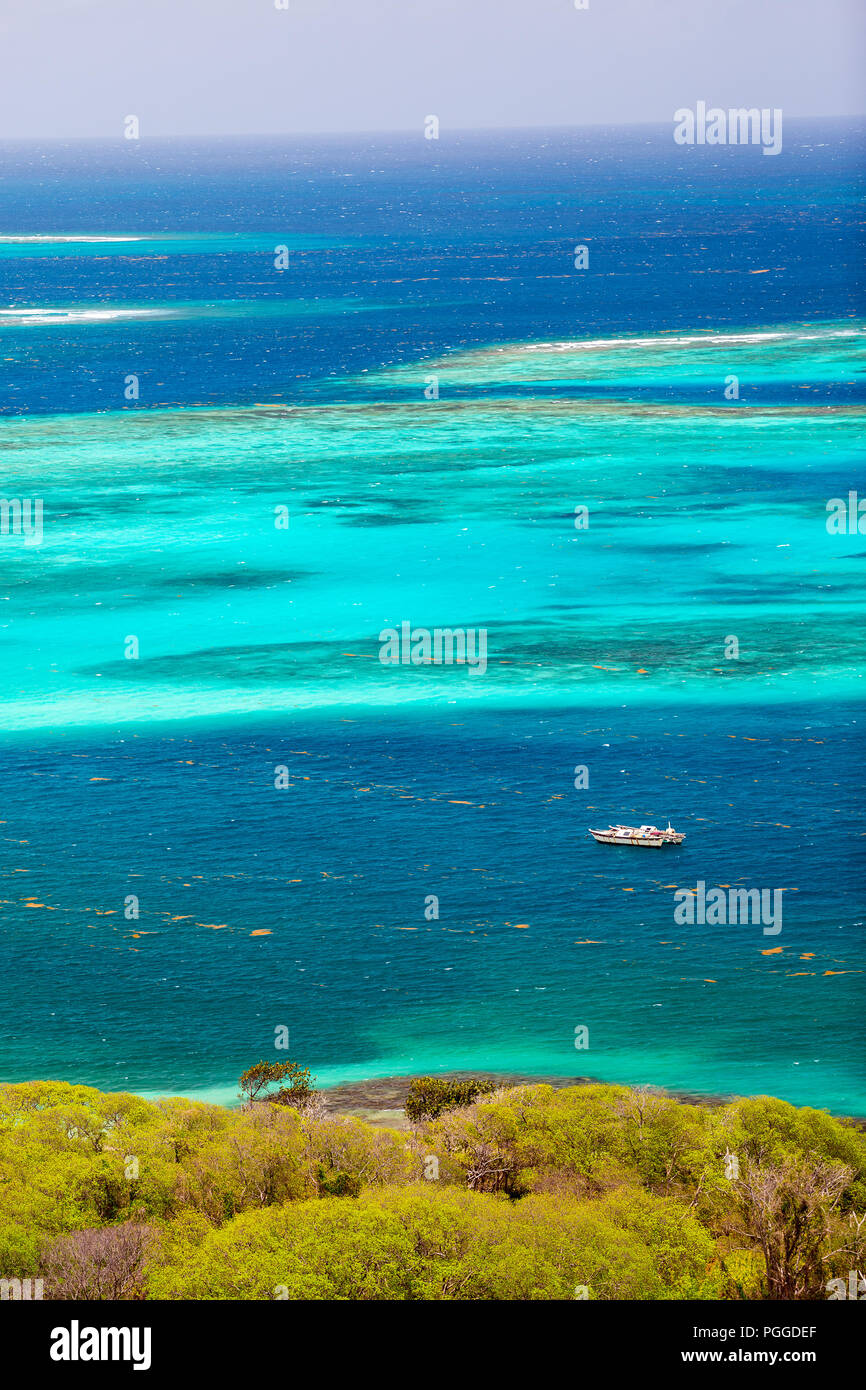 Vue aérienne de la mer turquoise des Caraïbes à St Vincent et Grenadines Banque D'Images