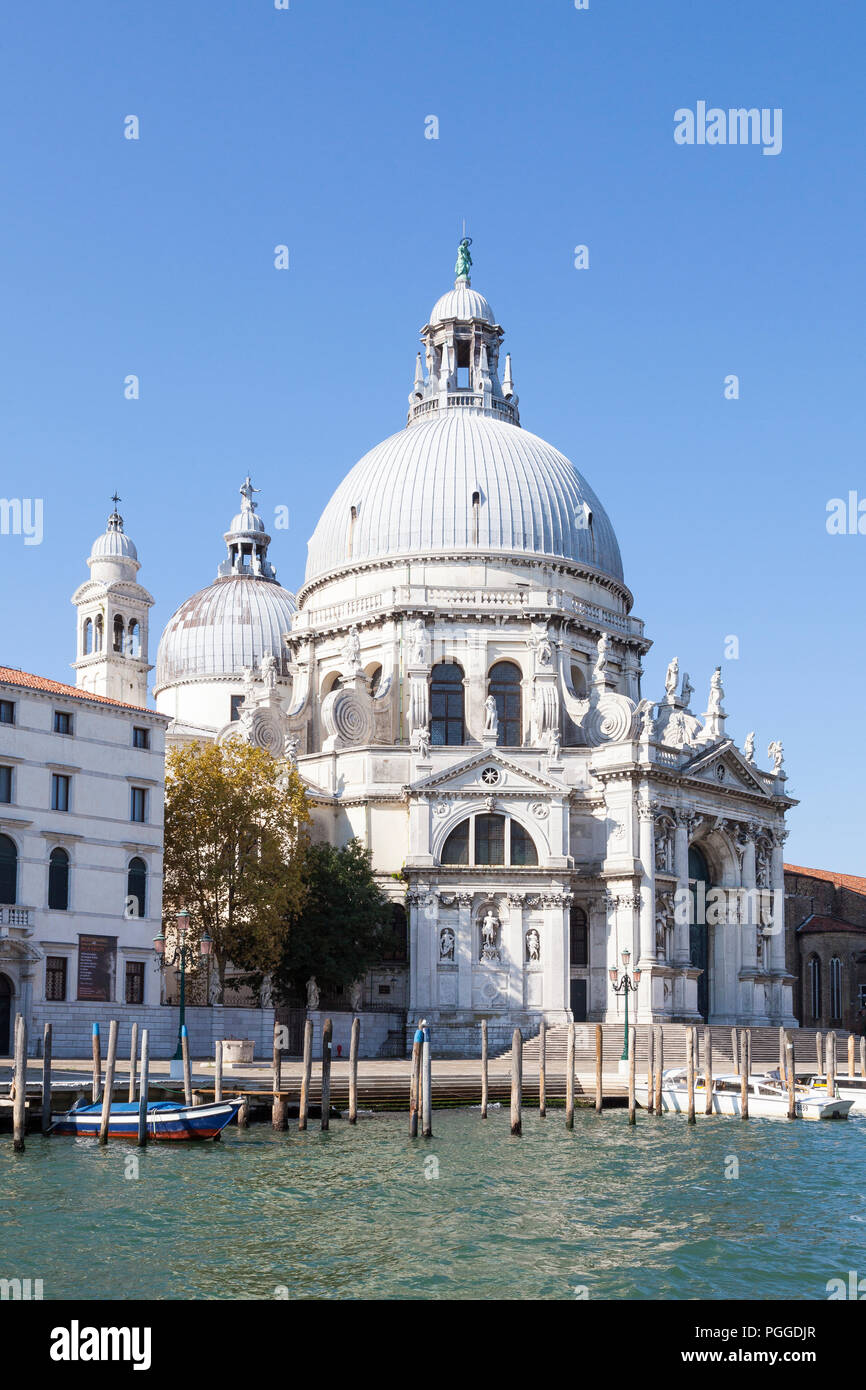 Basilica di Santa Maria della Salute, Grand Canal, Dorsoduro, Venise, Vénétie, Italie lumière tôt le matin . Façade baroque, la peste, l'église Banque D'Images