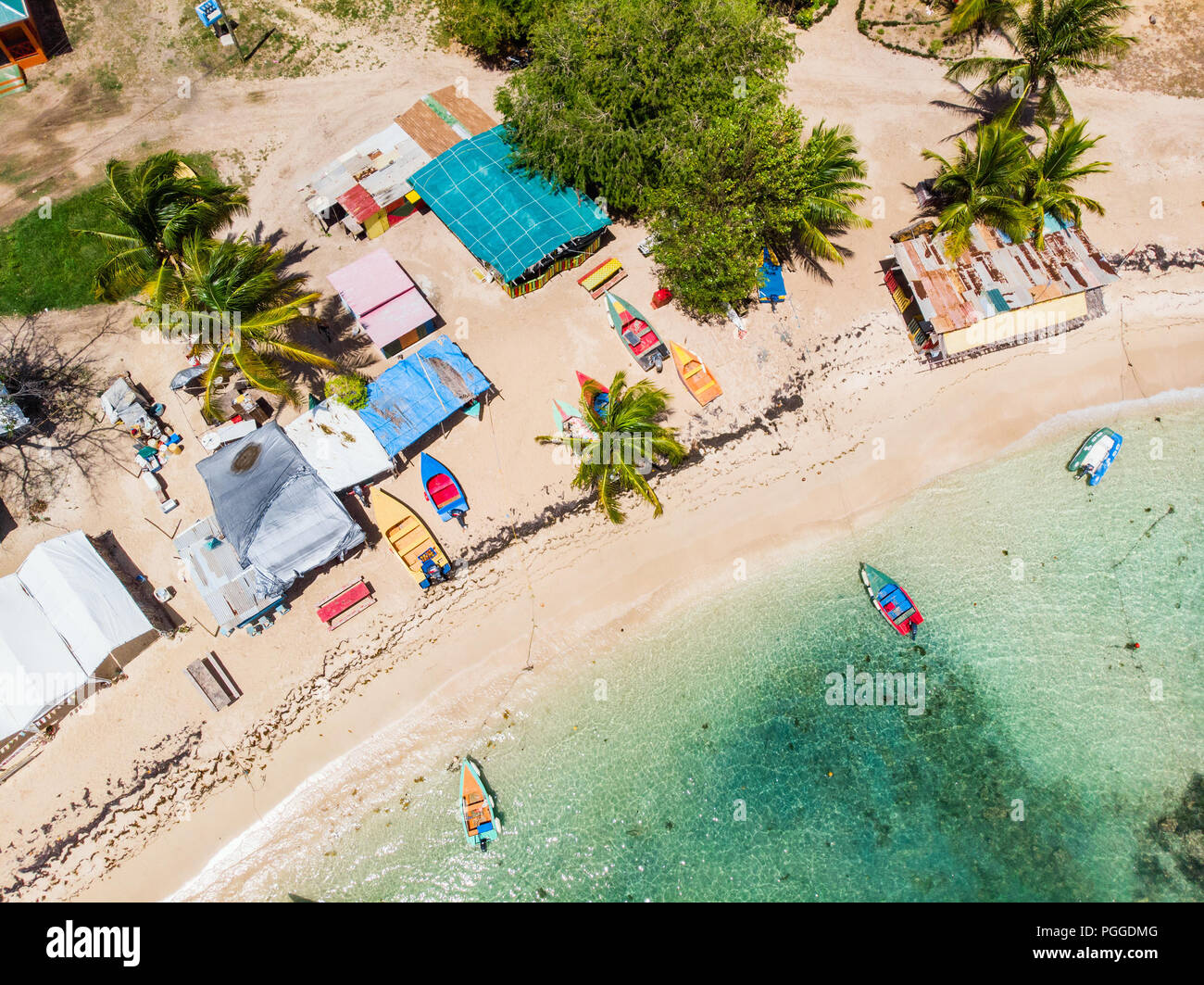 Vue aérienne de l'île tropicale de drones de Mayreau et turquoise de la mer des Caraïbes à St Vincent et Grenadines Banque D'Images