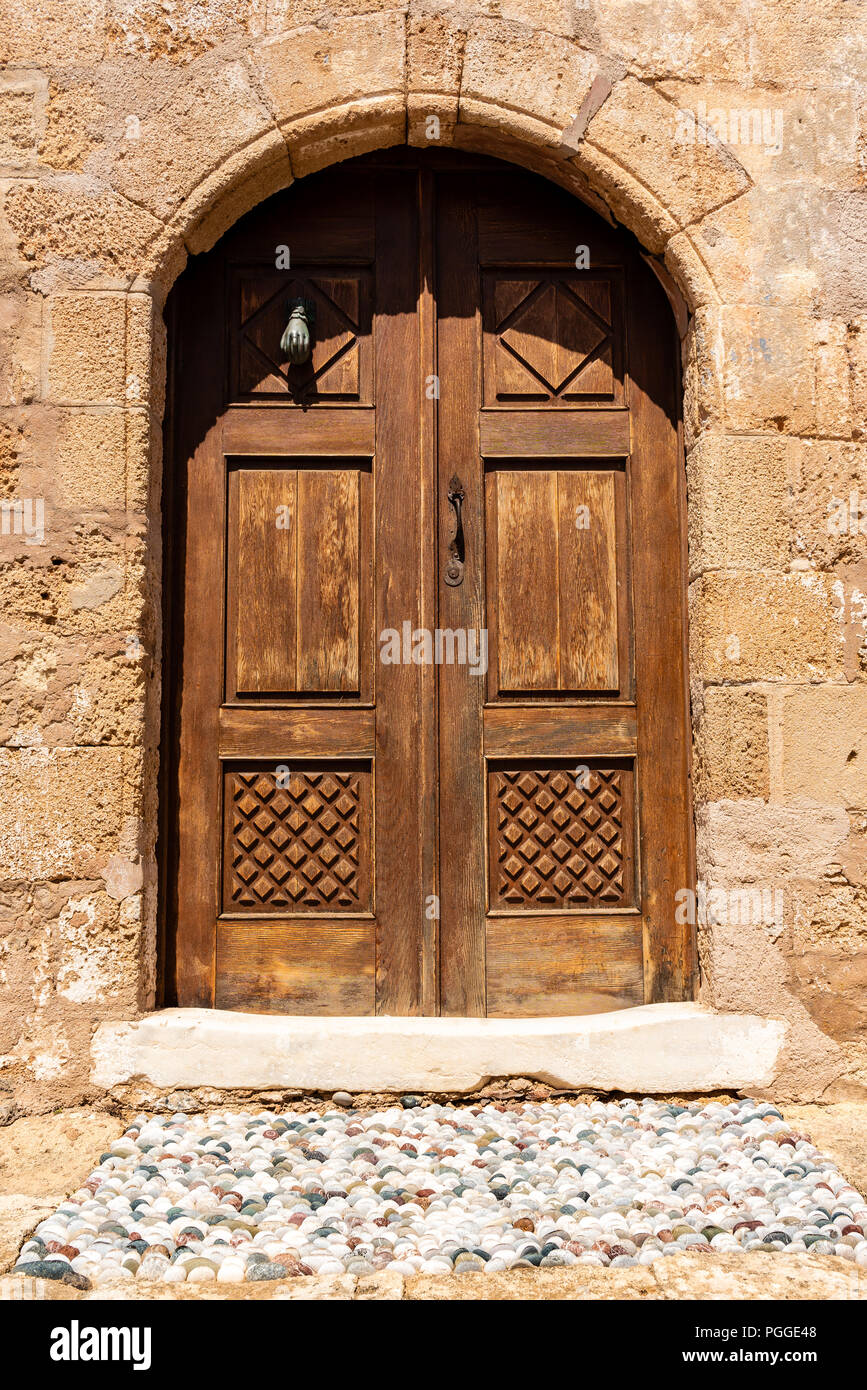 La porte en bois dans un style grec Maison dans village historique de  Lindos sur l'île de Rhodes. La Grèce Photo Stock - Alamy