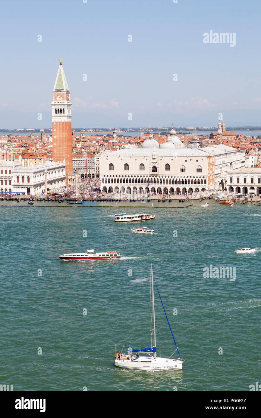 Vue aérienne Le Palais des Doges et le Campanile St Marks, San Marco, Venise, Vénétie, Italie avec le trafic de bateaux à Bacino San Marco Banque D'Images