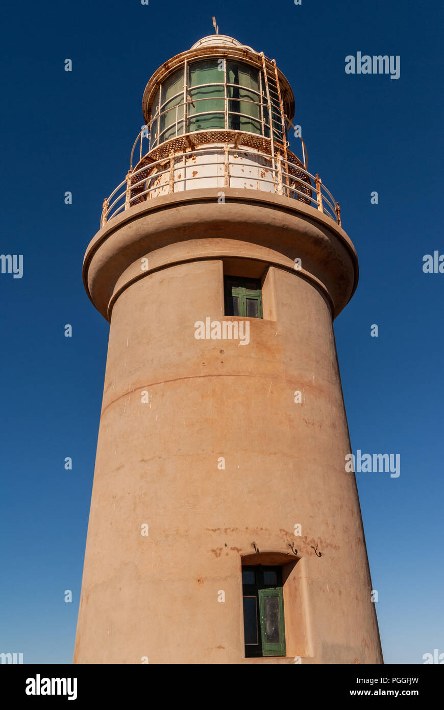 Exmouth, dans l'ouest de l'Australie - Novembre 27, 2009 : Libre De Vlaming Head Lighthouse section supérieure, et l'arbre haut, contre ciel bleu profond. Banque D'Images