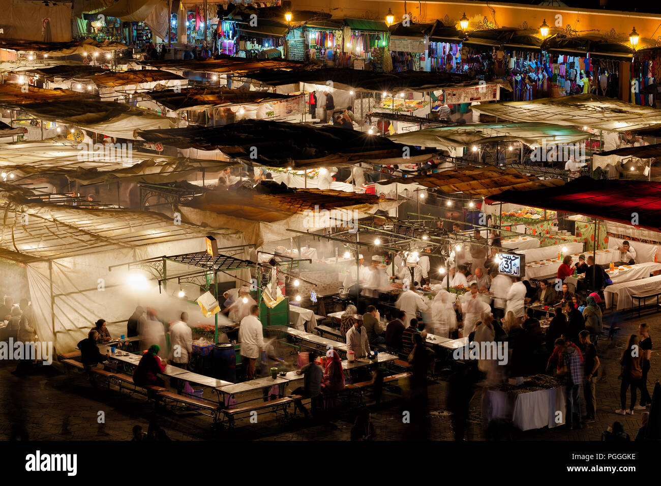 Maroc-DEC 24, 2012:Le marché nocturne de la célèbre médina de Marrakech. Nuit à la place se remplit de cuisines et restaurants en plein air, présentée ici Banque D'Images