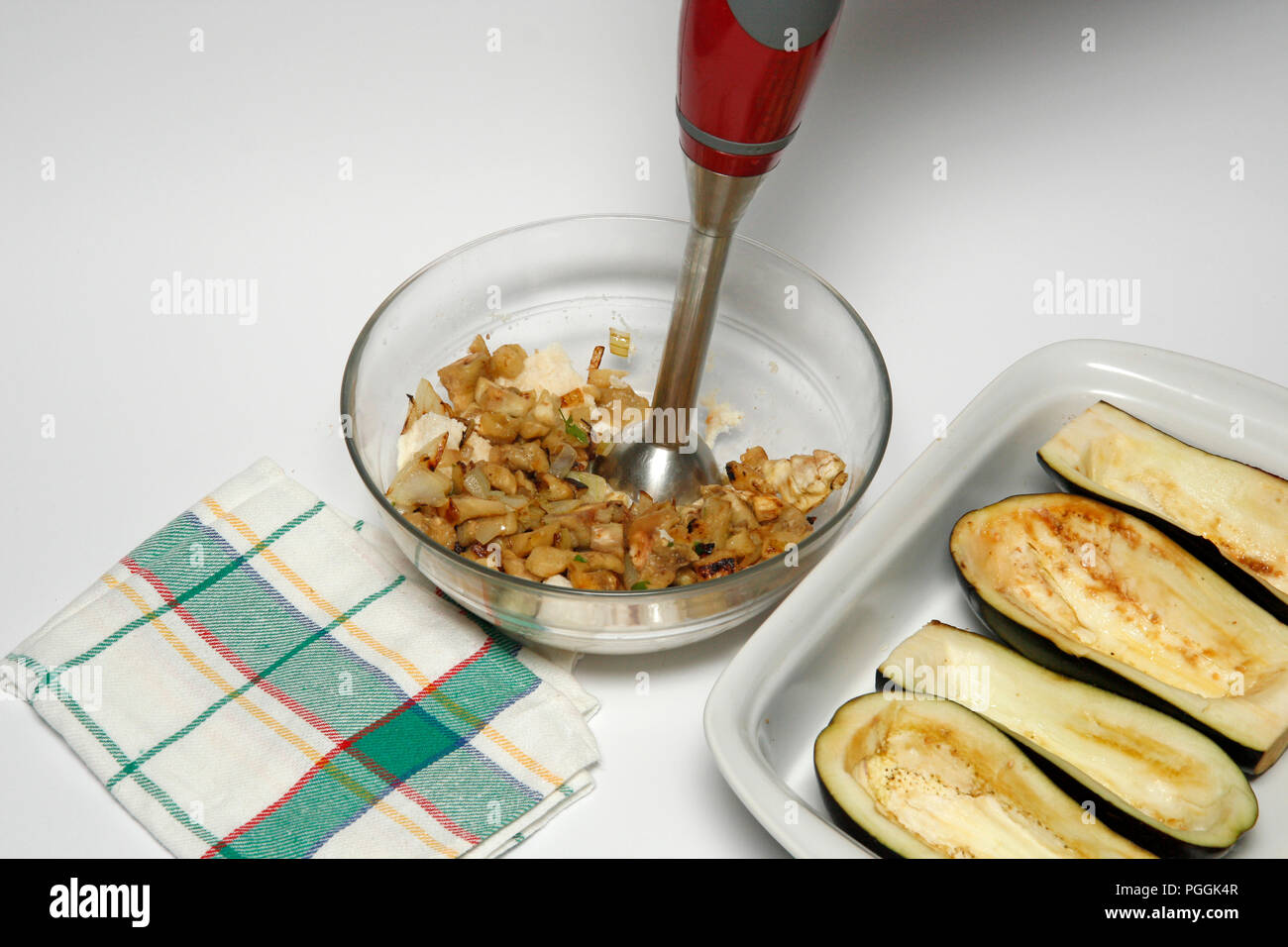 Aubergines farcies aux noix. Étape par étape. Le plat préparé : BNH04B Banque D'Images