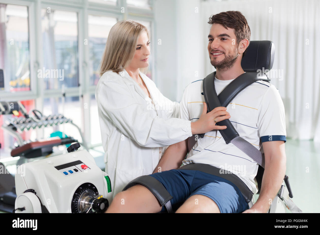 Patient de sexe masculin sur une machine de test isocinétique pour vérifier le fonctionnement de son genou Banque D'Images