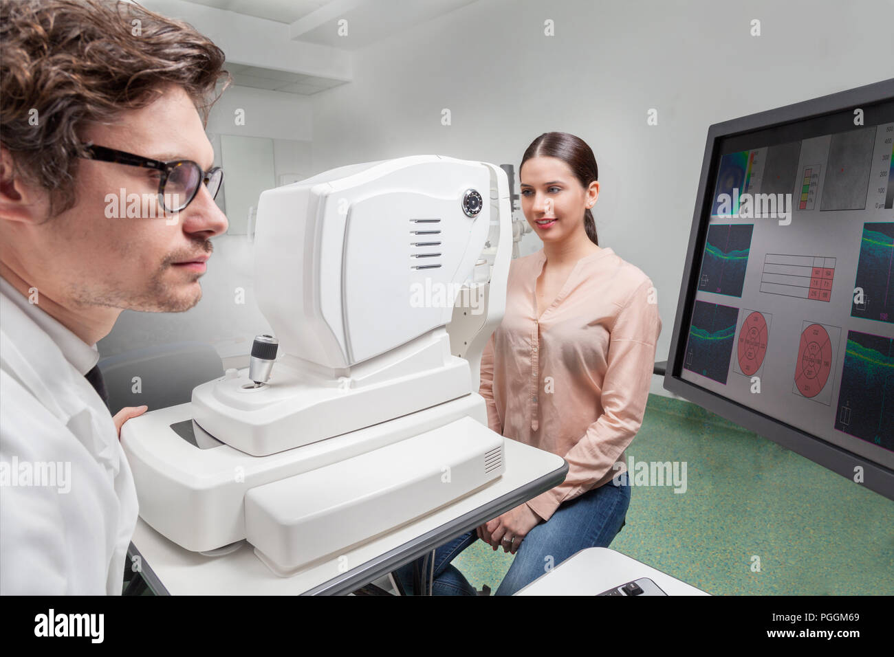 Ophtalmologiste clinique yeux examiner la fonction visuelle de la rétine avec une machine ALS OCT Banque D'Images