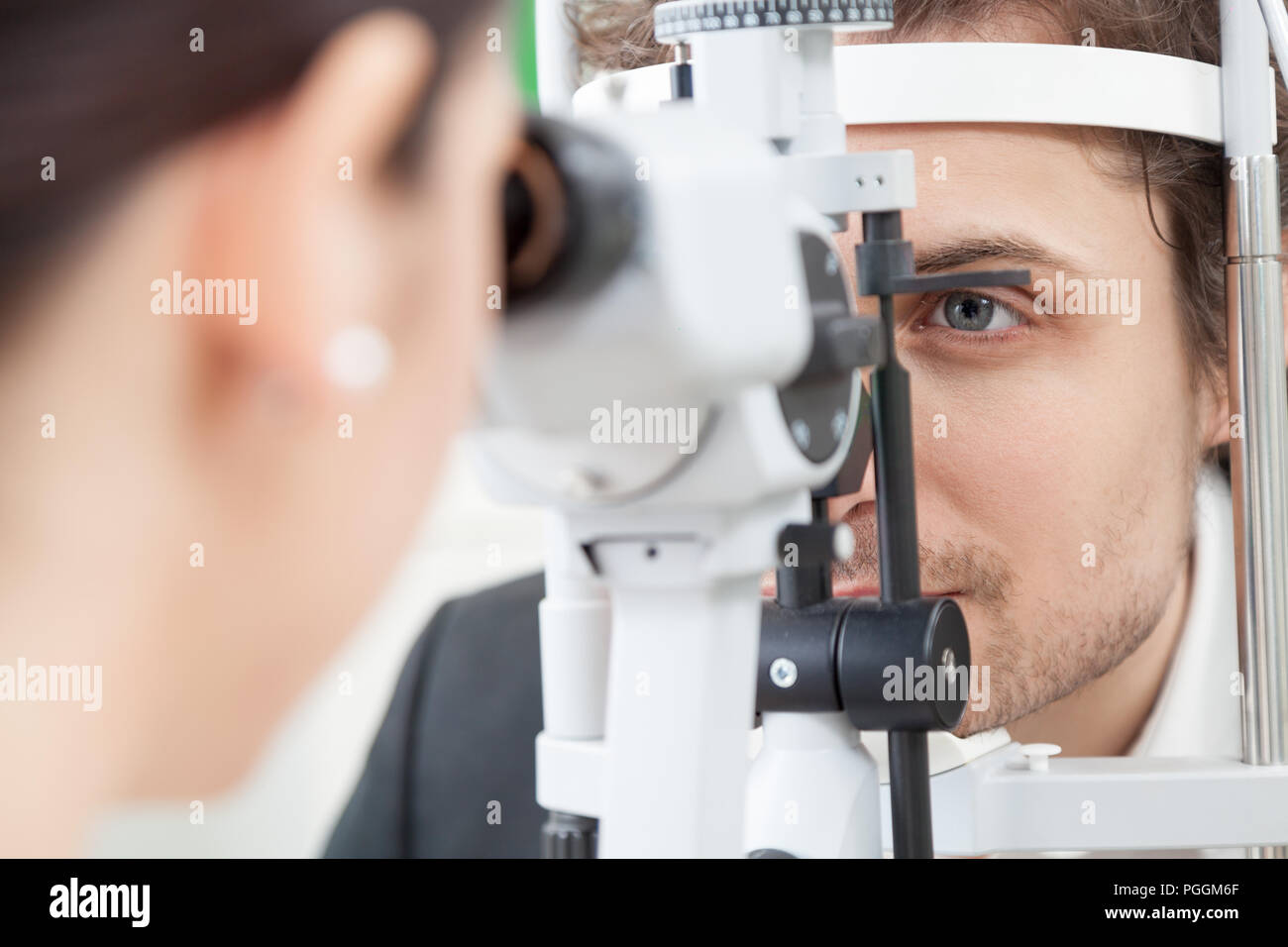 Lampe à fente eye avec l'ophtalmologiste / bel homme au cours d'un examen des verres de contact/ l'oculiste dans une clinique des yeux faisant de la cornée et rétine ex Banque D'Images