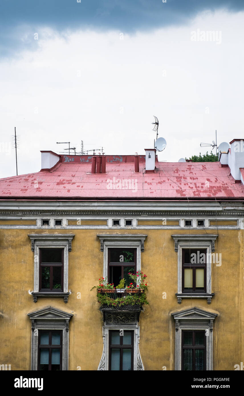 Appartement rustique et ancienne maison avec beaucoup de fenêtres et balcon à Cracovie, Pologne Banque D'Images