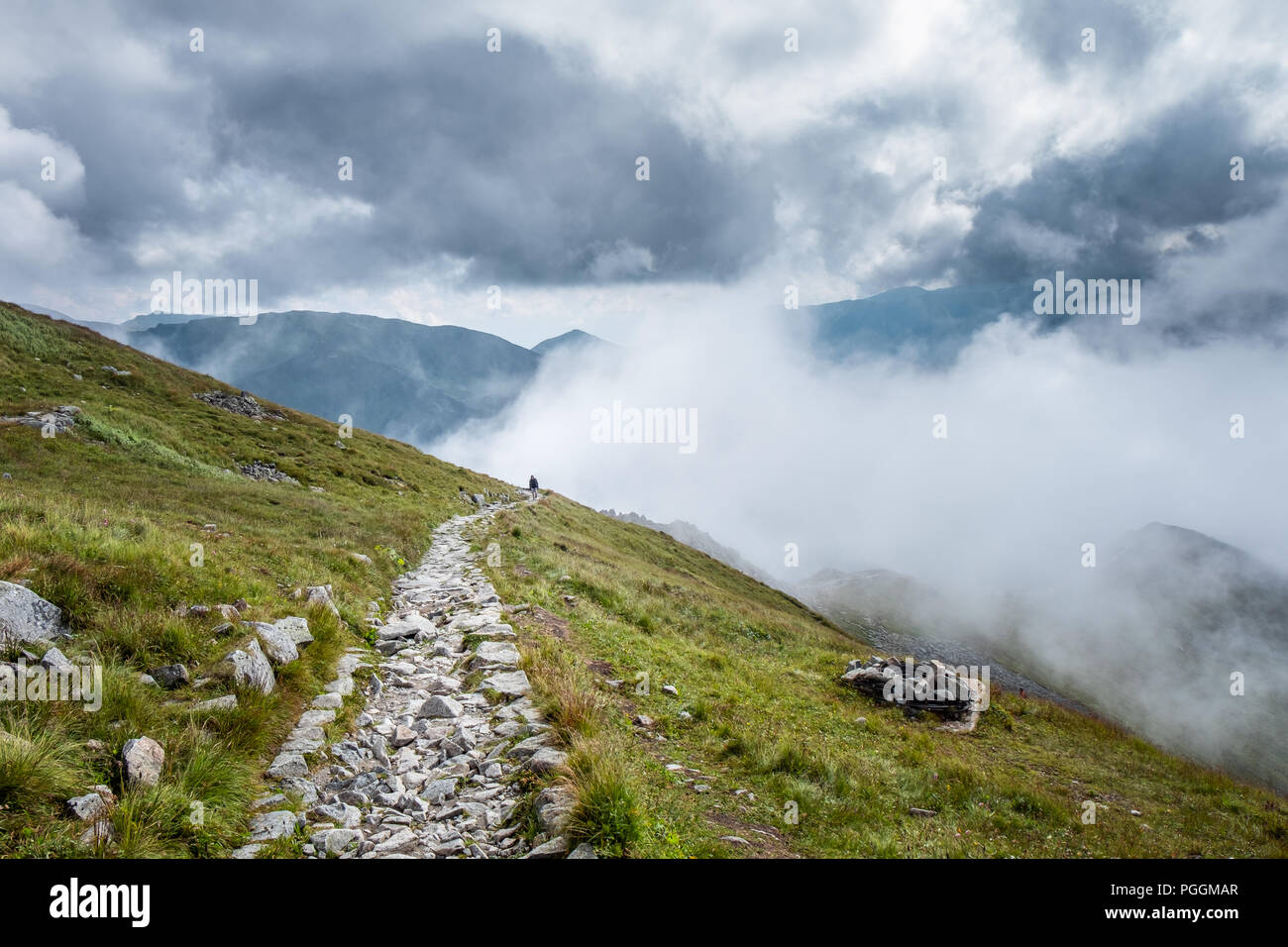 Vue panoramique sur la montagne au randonneur journée d'été dans le Parc National des Tatras Banque D'Images