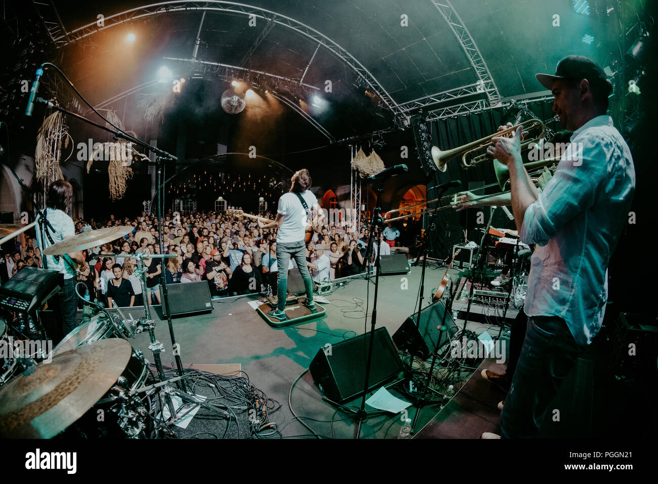 La Suisse, Saint-Gall - le 13 juillet 2018. Le groupe suisse Starch effectue un concert live au cours de la fête Suisse Kulturfestival Saint-gall en 2018. Ici Chanteur et bassiste Simon Winiger est vu sur scène avec le reste de la bande. (Photo crédit : Gonzales Photo - Tilman Jentzsch). Banque D'Images