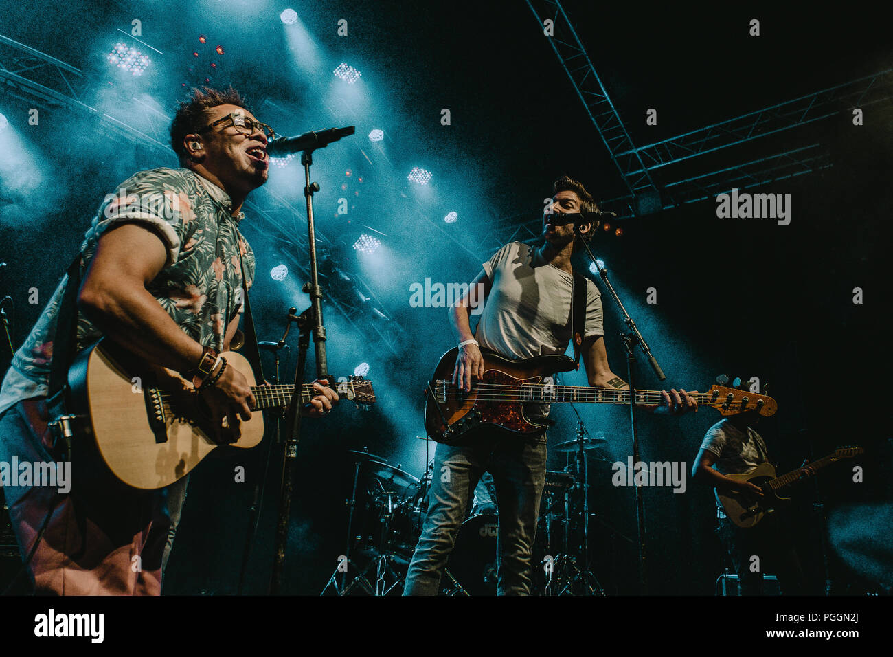 La Suisse, Saint-Gall - le 13 juillet 2018. Le groupe suisse Starch effectue un concert live au cours de la fête Suisse Kulturfestival Saint-gall en 2018. Ici Chanteur et bassiste Simon Winiger est vu sur scène avec chanteur Marc Sway. (Photo crédit : Gonzales Photo - Tilman Jentzsch). Banque D'Images