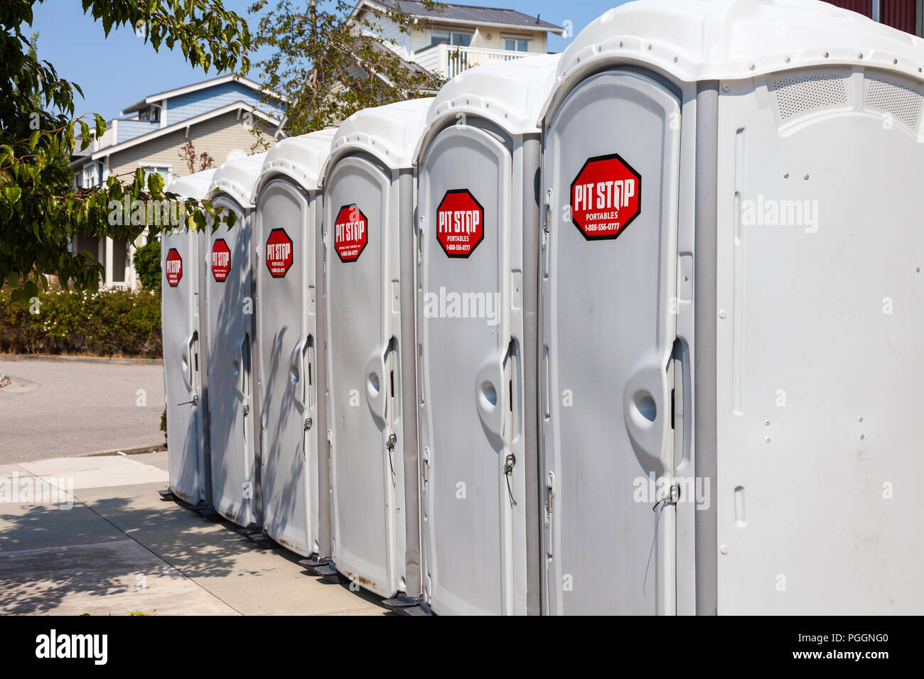 Rangée de toilettes temporaires assemblés pour un événement sportif Banque D'Images