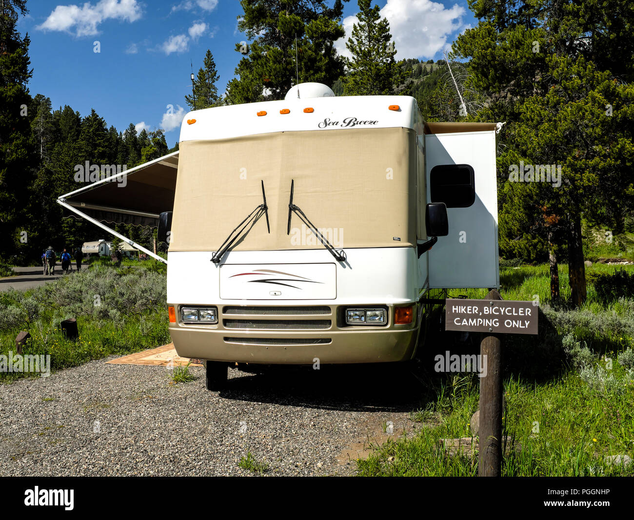 WY03306-00...WYOMING - Randonneurs Cyclistes à Pebble Creek Campground dans le Parc National de Yellowstone. Banque D'Images