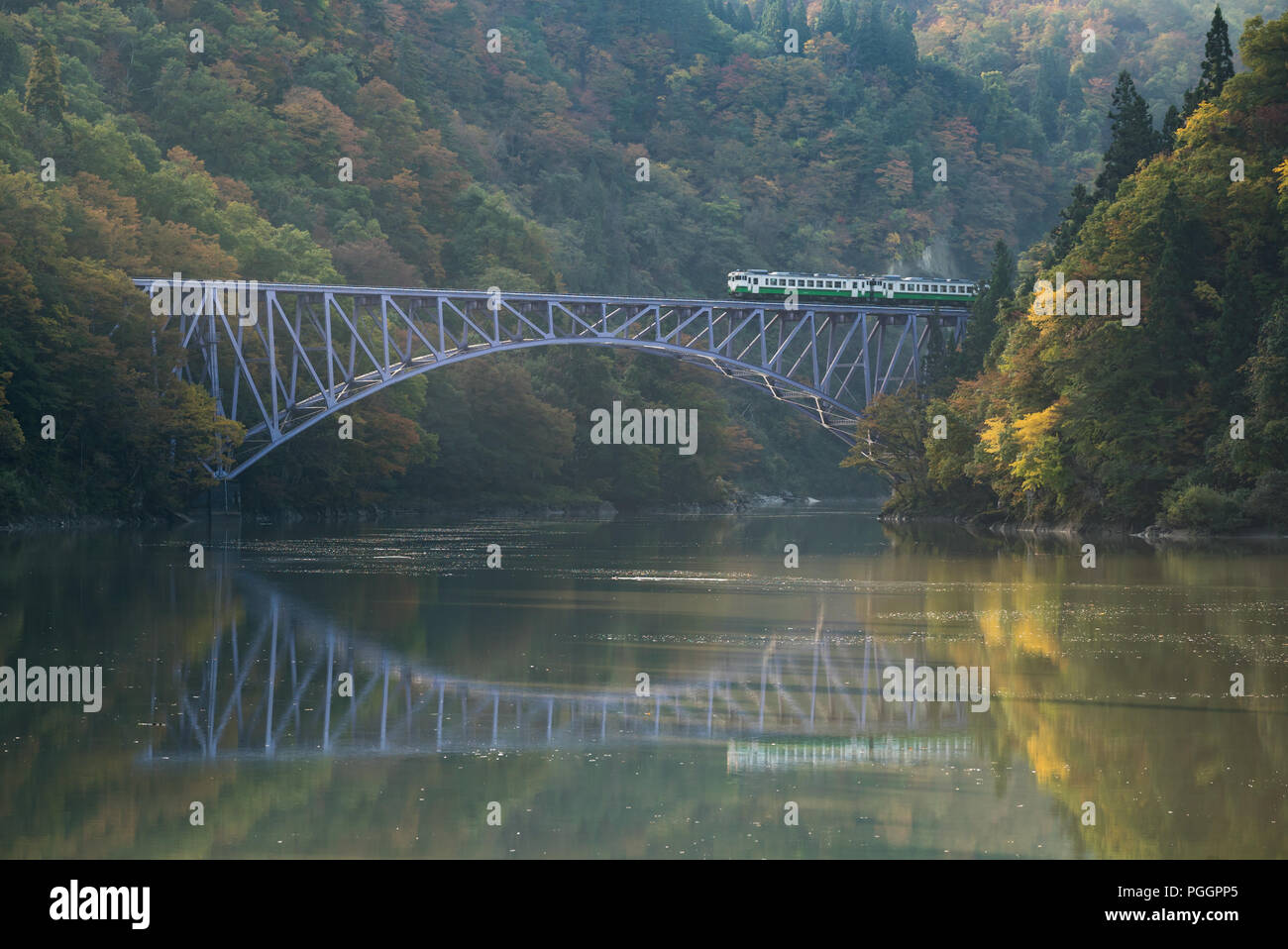 Automne feuillage Premier pont de Fukushima Daiichi dans kyouryou point vue Fukushima Japon Mishima Banque D'Images