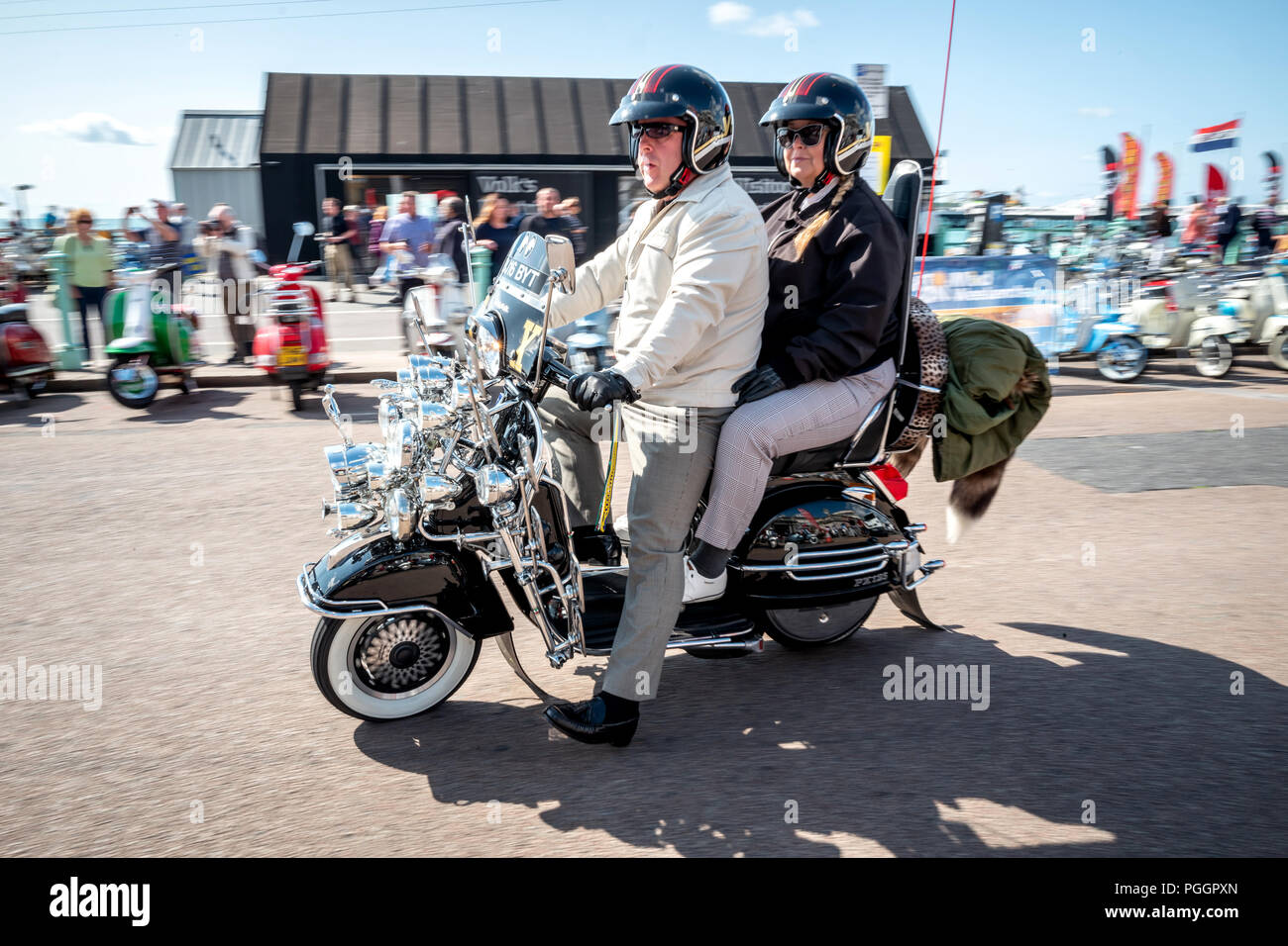 L'Assemblée annuelle de la Banque mondiale à Brighton Weekender Mod aujourd'hui. Un couple arrivant sur le front de mer. Banque D'Images