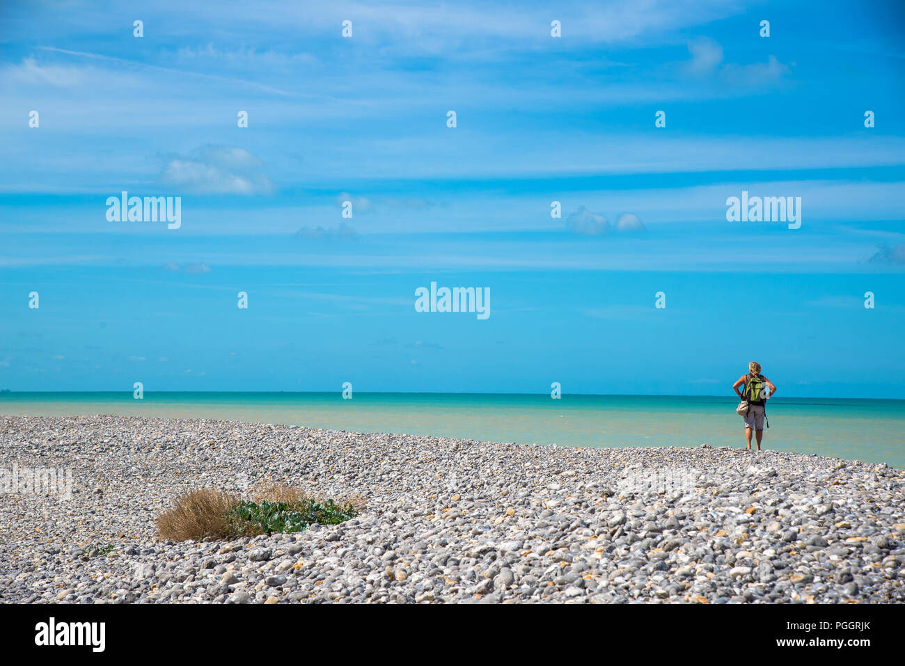 Les gens à la plage de galets de Criel sur Mer en Normandie, France Banque D'Images