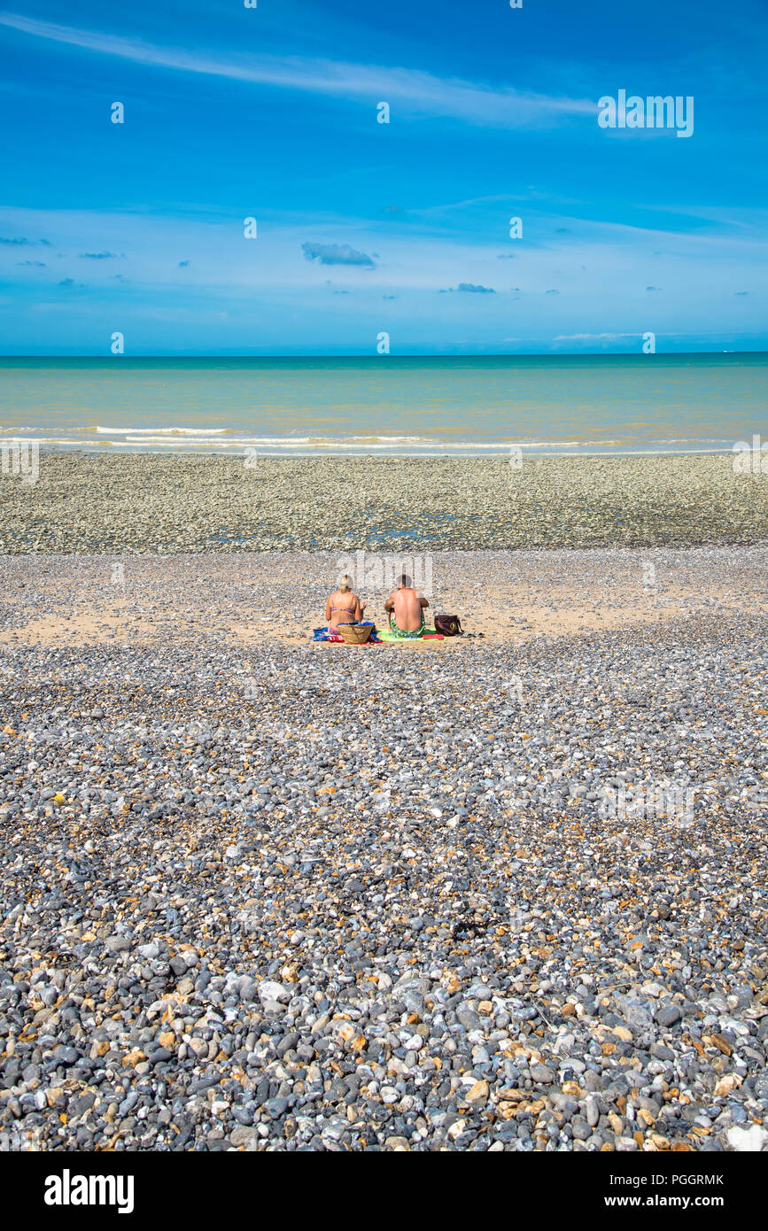 Les gens à la plage de galets de Criel sur Mer en Normandie, France Banque D'Images
