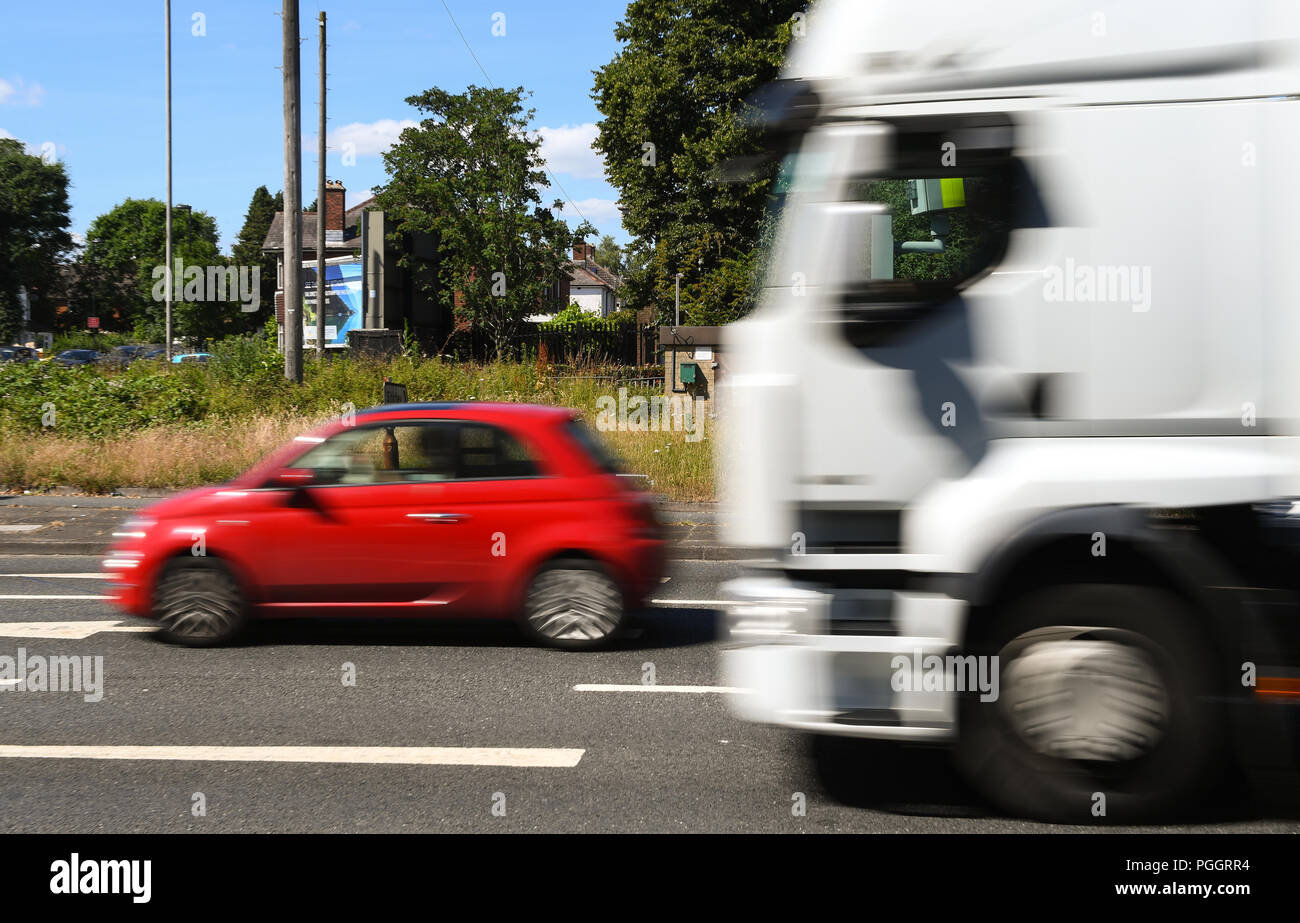 Une lumière rouge infraction de trafic avec des voitures de l'appareil photo par le flou. Banque D'Images
