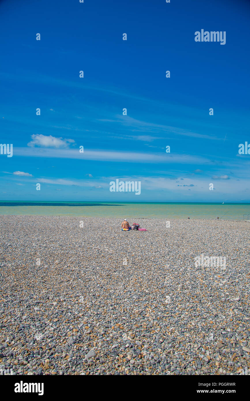 Les gens à la plage de galets de Criel sur Mer en Normandie, France Banque D'Images