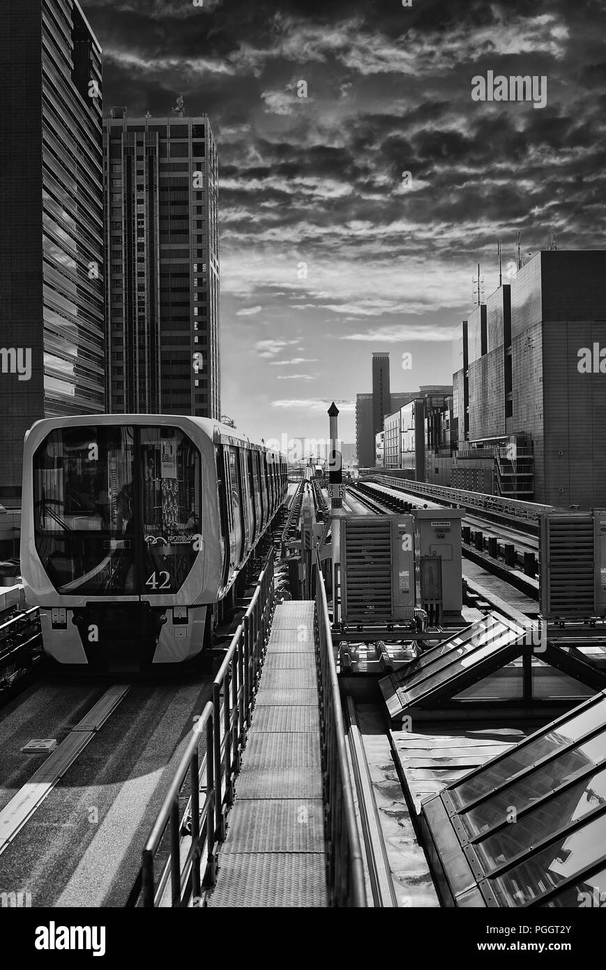 Droit de l'approche d'un Shinkotsu, Yurikamome (automatisé nouveau train transport en commun dans la région de la baie de Tokyo au Japon. Banque D'Images