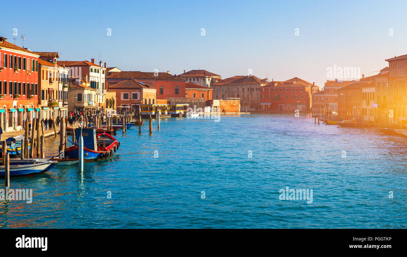 Canal Street dans l'île de Murano, Venise. Canal étroit entre les maisons de briques colorées vieux à Murano, Venise. Carte postale de Murano, Venise, Italie. Banque D'Images