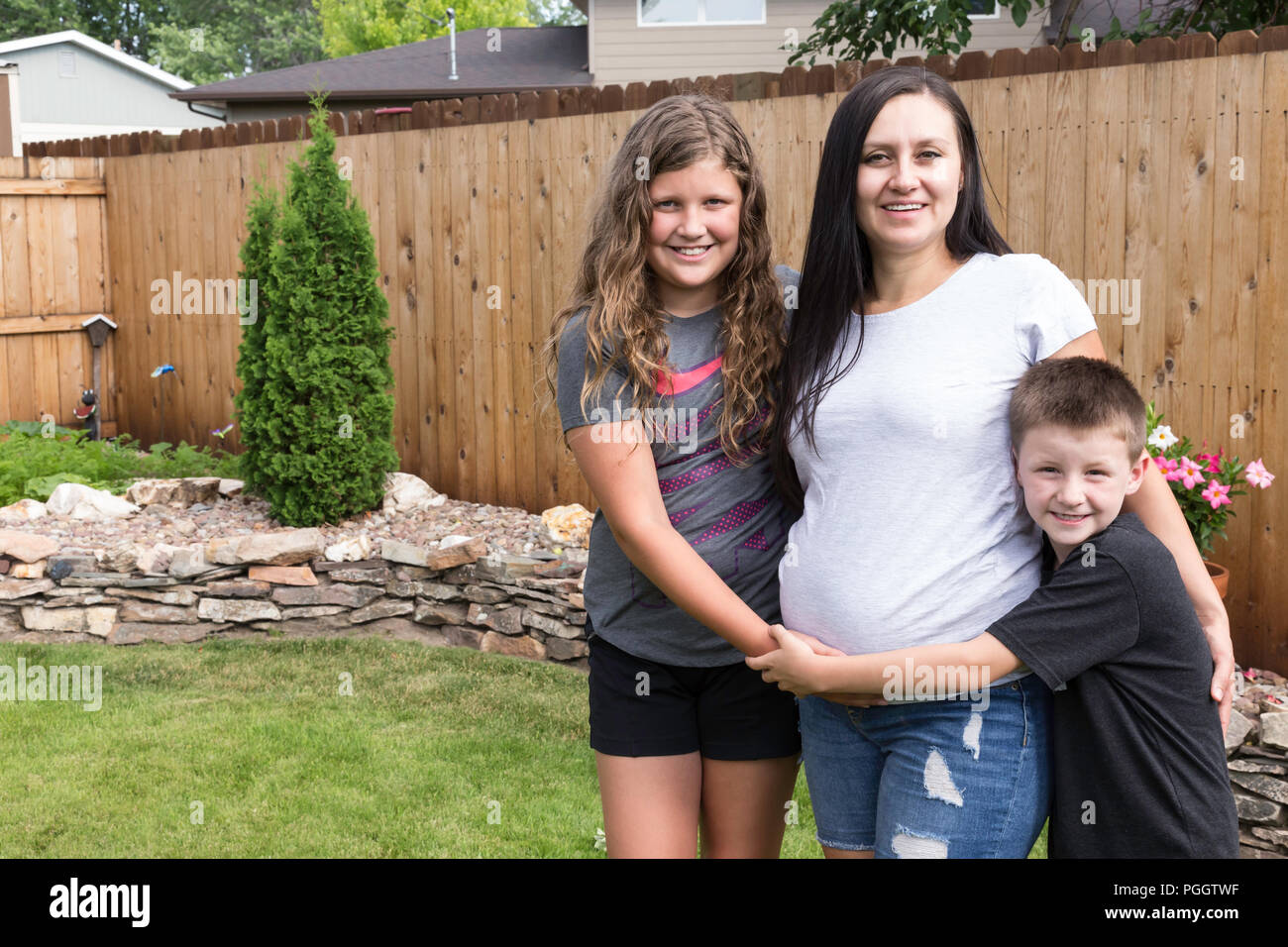 Mère enceinte pose avec ses enfants, MT, États-Unis d'Amérique Banque D'Images