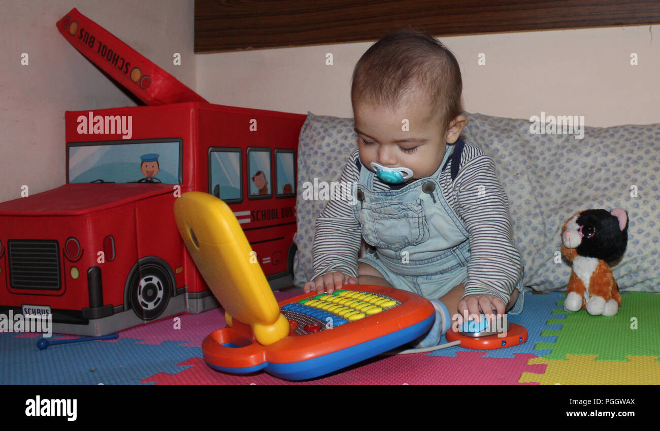6 Mois Bebe Garcon Jouant Avec Des Jouets Photo Stock Alamy