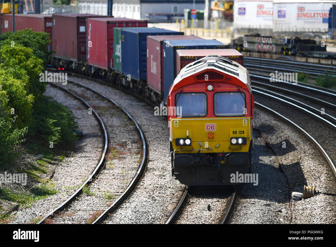 Chemin de fer contenant train roulant sur la ligne principale à Southampton et Southampton Docks realiser marchandises pour exportation et d'importation. Banque D'Images