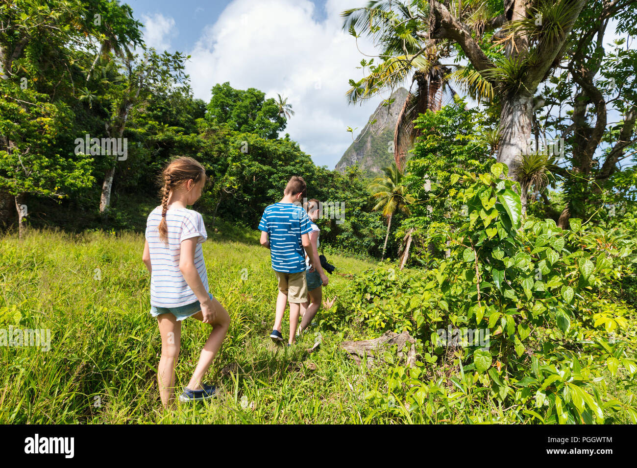 Mère de famille et enfants en randonnée sur la journée d'été à l'île tropicale Banque D'Images