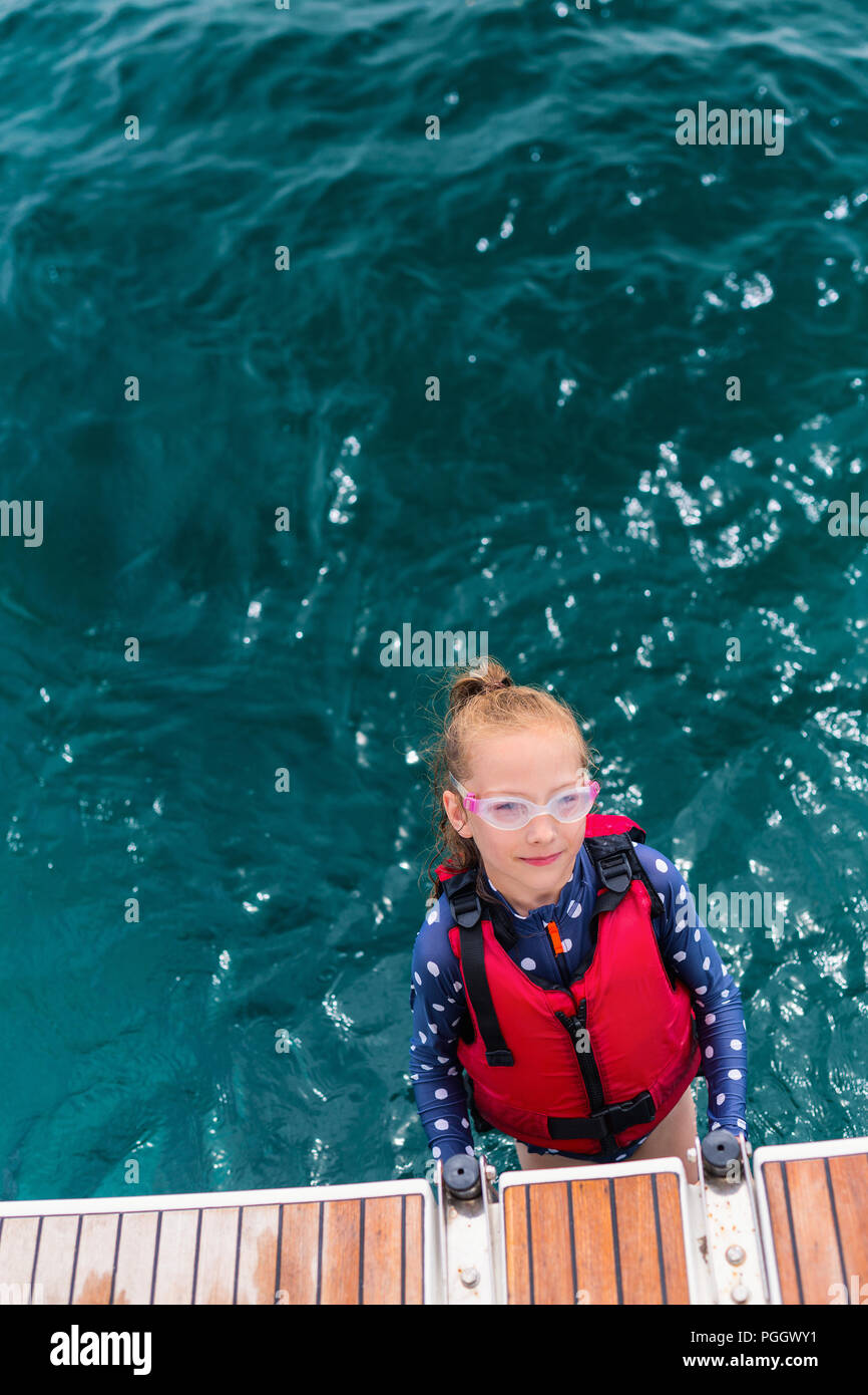 Adorable petite fille portant un gilet de sauvetage en mer Photo Stock -  Alamy