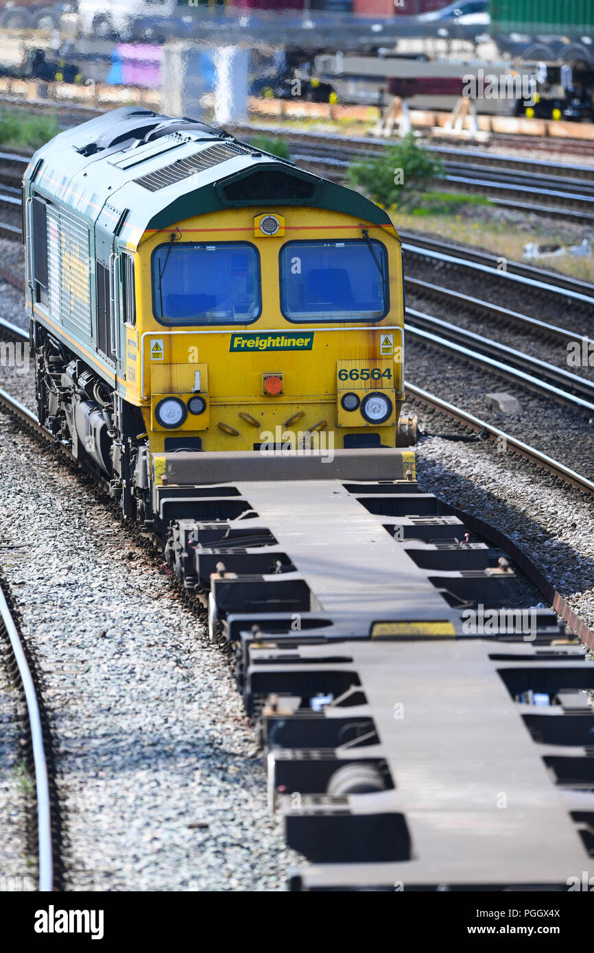 Chemin de fer contenant train roulant sur la ligne principale à Southampton et Southampton Docks realiser marchandises pour exportation et d'importation. Banque D'Images