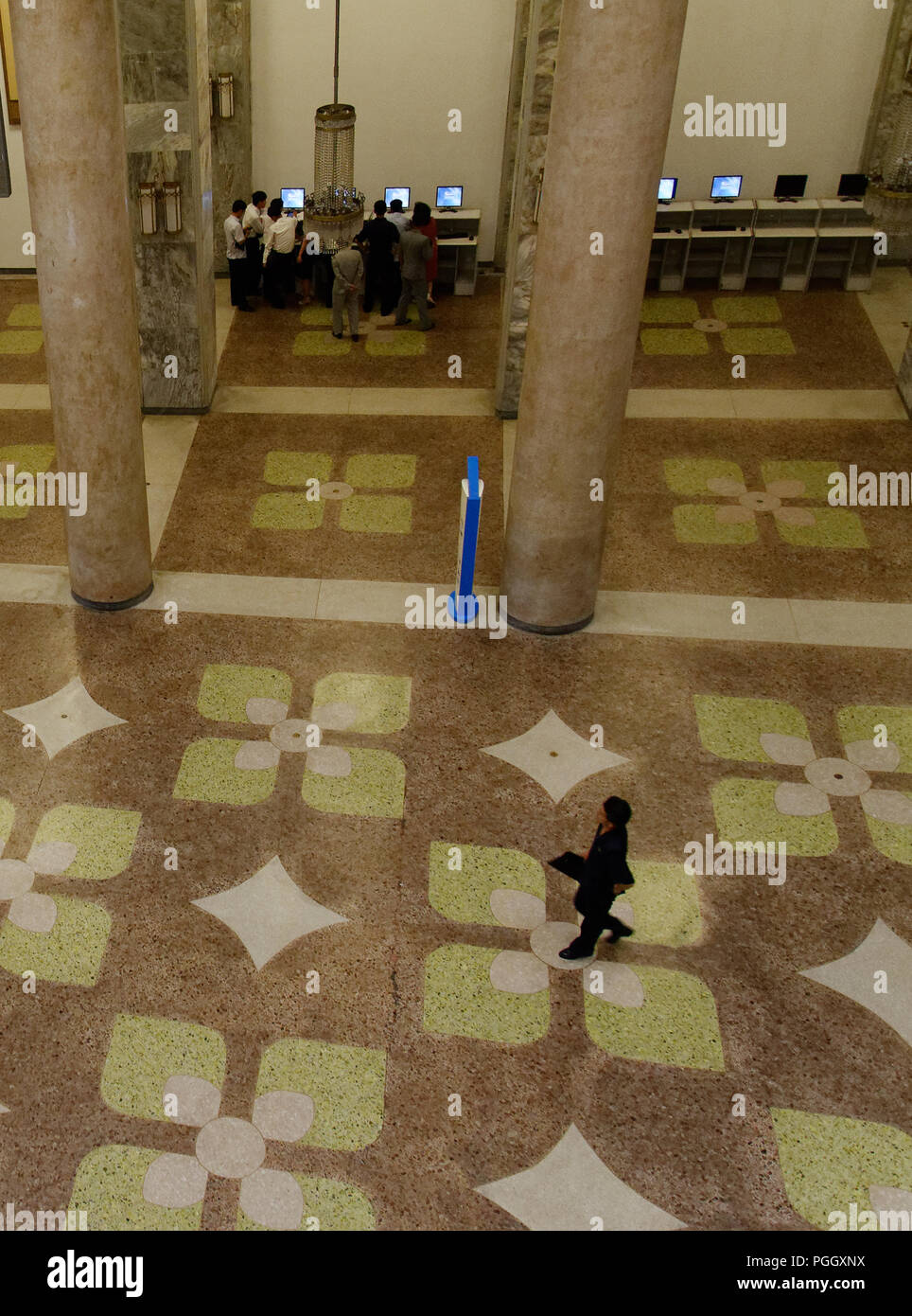 Les élèves de l'ordinateur équipé de l'écran dans les salles de bains en marbre du Palais des Etudes du Peuple, Pyongyang, Corée du Nord Banque D'Images