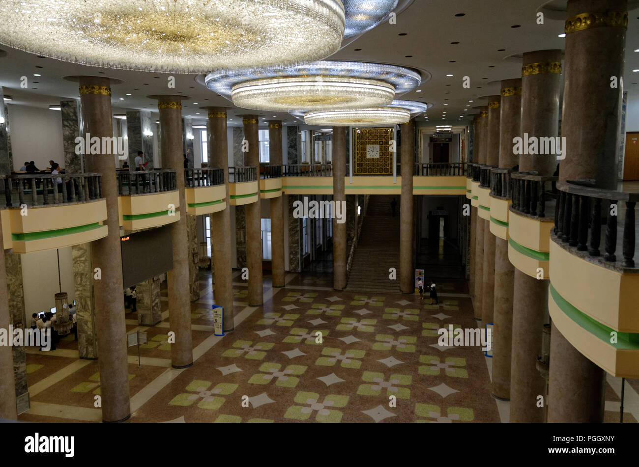 Les élèves de l'ordinateur équipé de l'écran dans les salles de bains en marbre du Palais des Etudes du Peuple, Pyongyang, Corée du Nord Banque D'Images