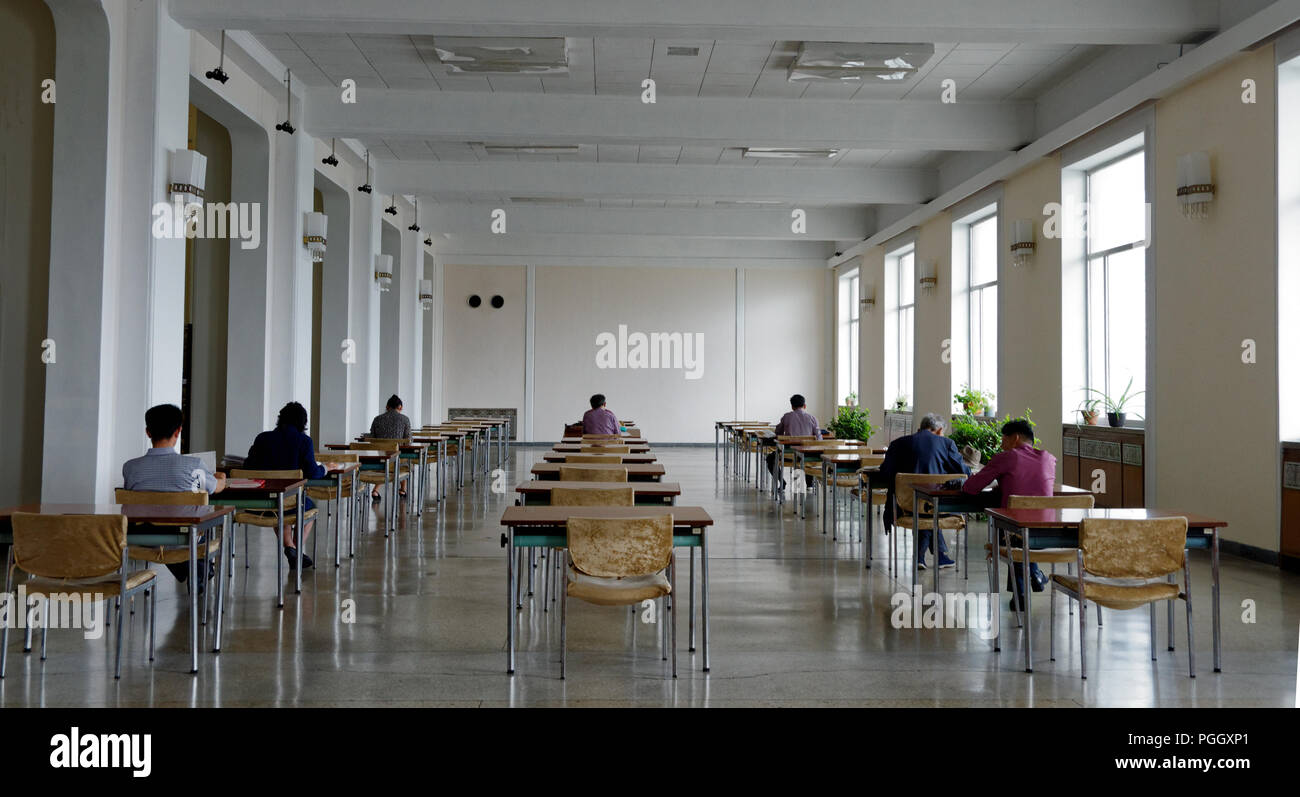 Lecture de personnes dans une salle d'étude à la grande maison d'études du peuple Pyongyang, Corée du Nord Banque D'Images