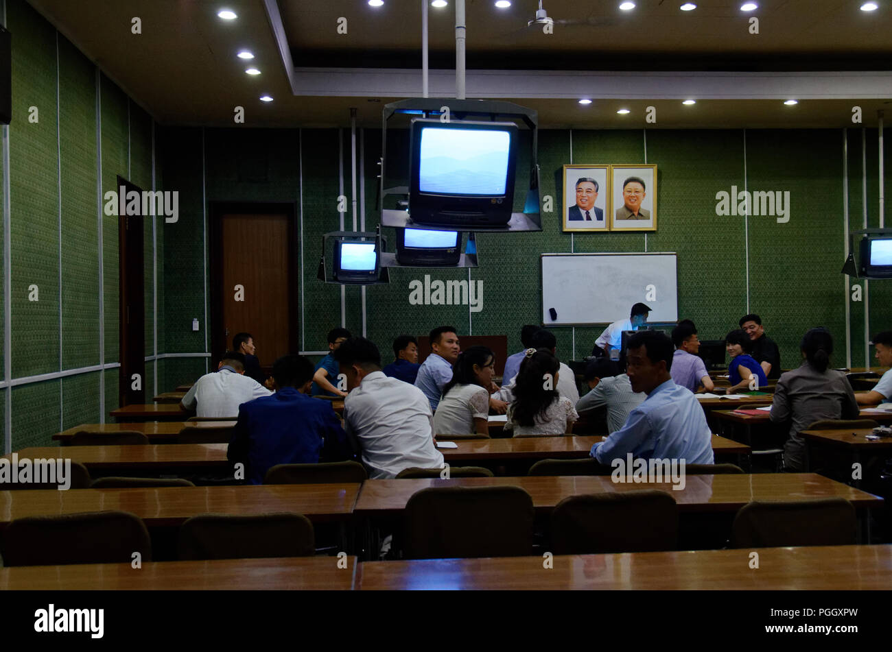 Classe dans le Palais des Etudes du Peuple, Pyongyang, Corée du Nord Banque D'Images