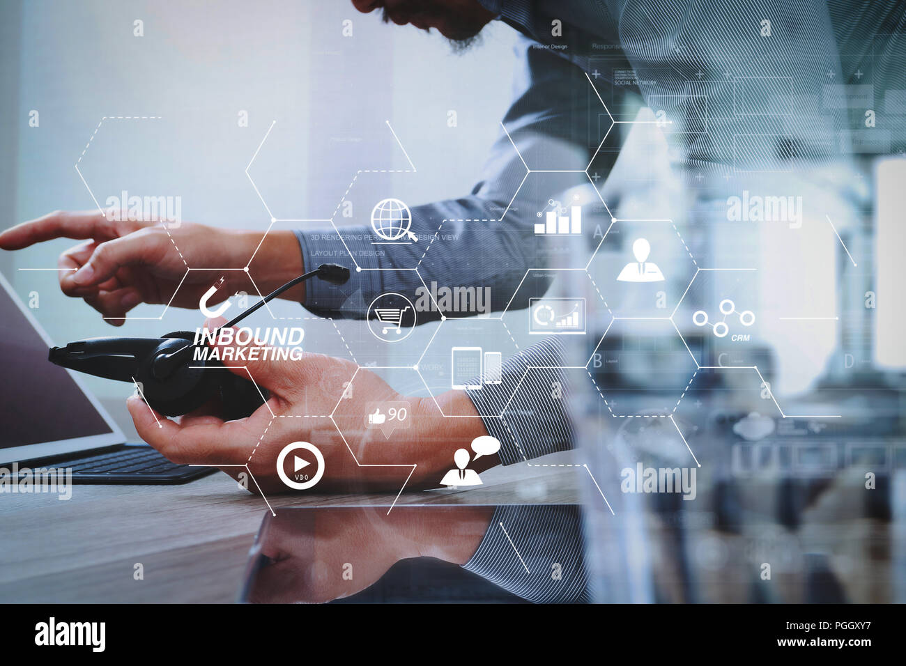 Inbound marketing affaires avec schéma virtuel en ligne tableau de bord et l'autorisation ou à l'aide de l'homme marché concept.casque VOIP avec digital tablet computer Banque D'Images