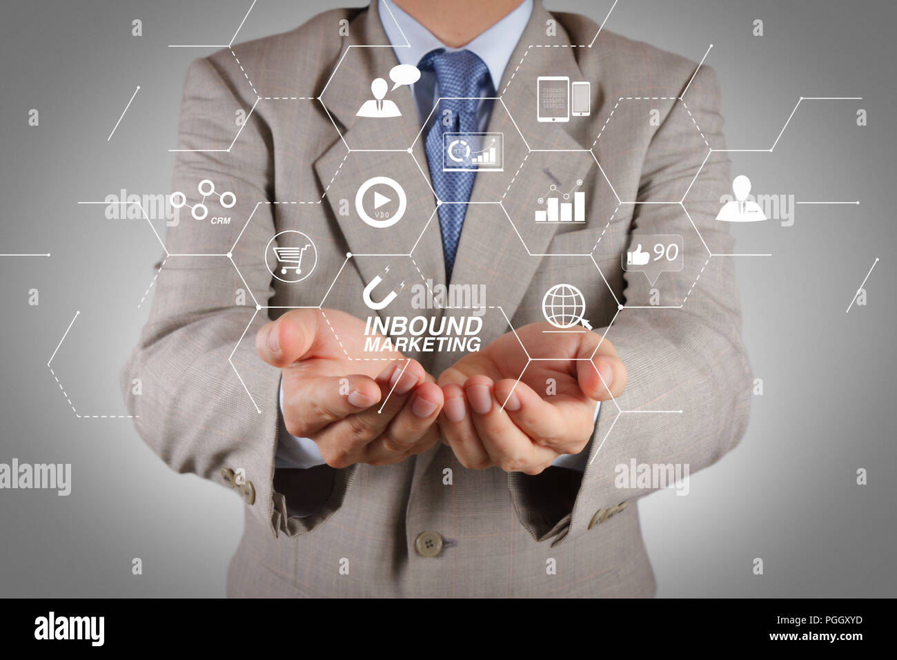 Inbound marketing affaires avec schéma virtuel en ligne tableau de bord et l'autorisation ou concept de marché.L'homme d'affaires avec une main ouverte montrant quelque chose Banque D'Images