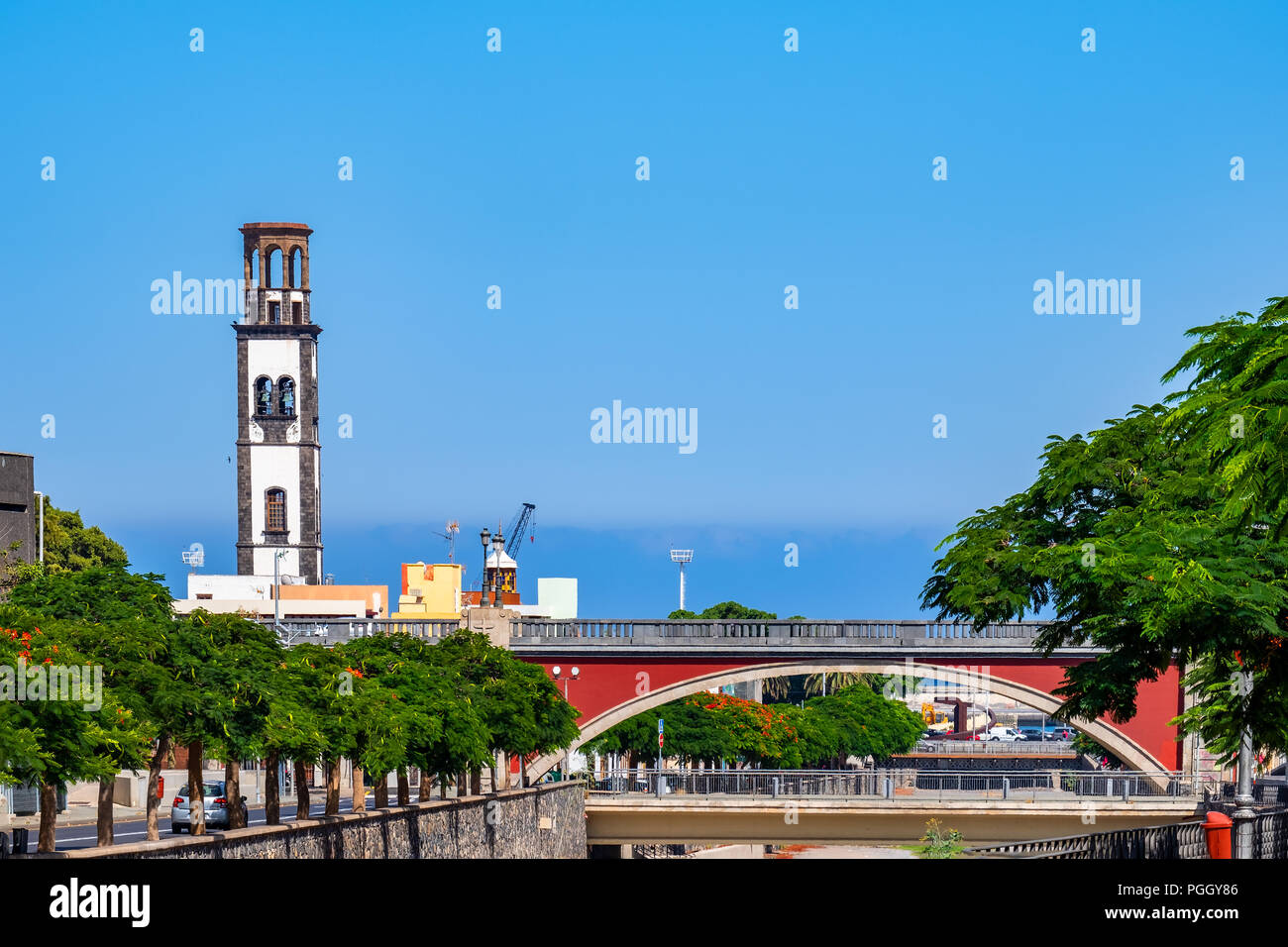 Hier ist der Rhône-Bereich mit Blick auf die Brücke) (Puente Serrador. Auch die Kirche Iglesia de la Concepción ist im Bild. Banque D'Images