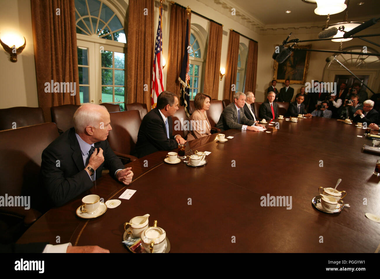 Le Président George Bush : parle à la réunion avec les membres des deux partis et bicamérale du Congrès au sujet de la crise économique ; la participation de sénateurs Barack Obama et John McCain. Banque D'Images