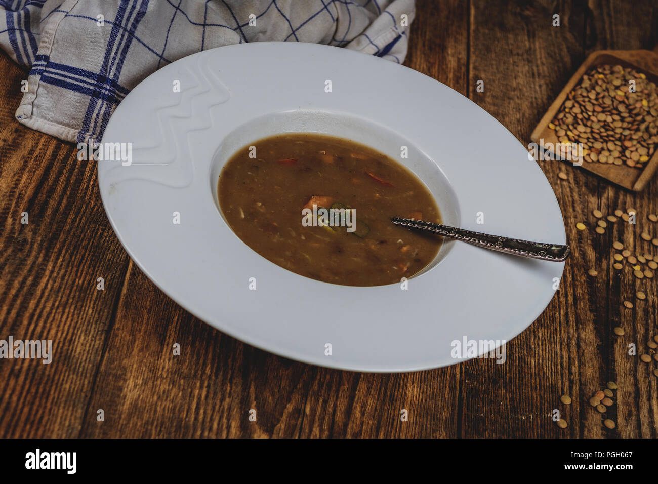 Lentilles brunes avec saucisse sop sur table en bois Banque D'Images