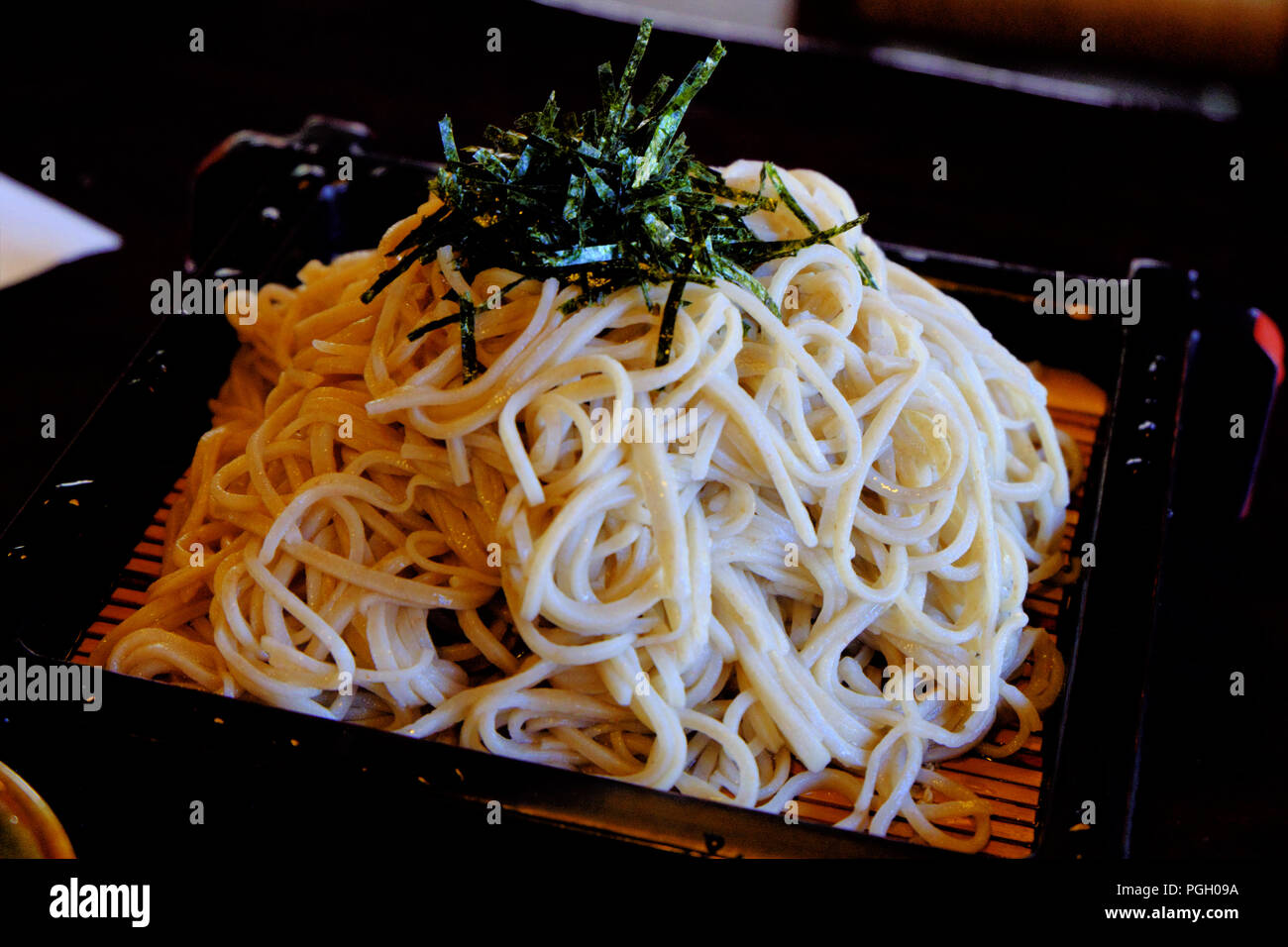 TEUCHI Soba (nouilles soba japonaise fait main)： zaru soba (nouilles soba servi sur la vidange de bambou panier) Banque D'Images