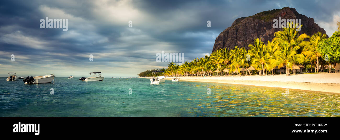 Plage de sable blanc et le Morn Brabant au coucher du soleil. Beau paysage de l'île Maurice. Panorama Banque D'Images