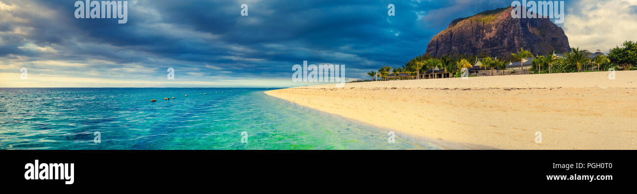 Plage de sable blanc et le Morn Brabant au coucher du soleil. Beau paysage de l'île Maurice. Panorama Banque D'Images