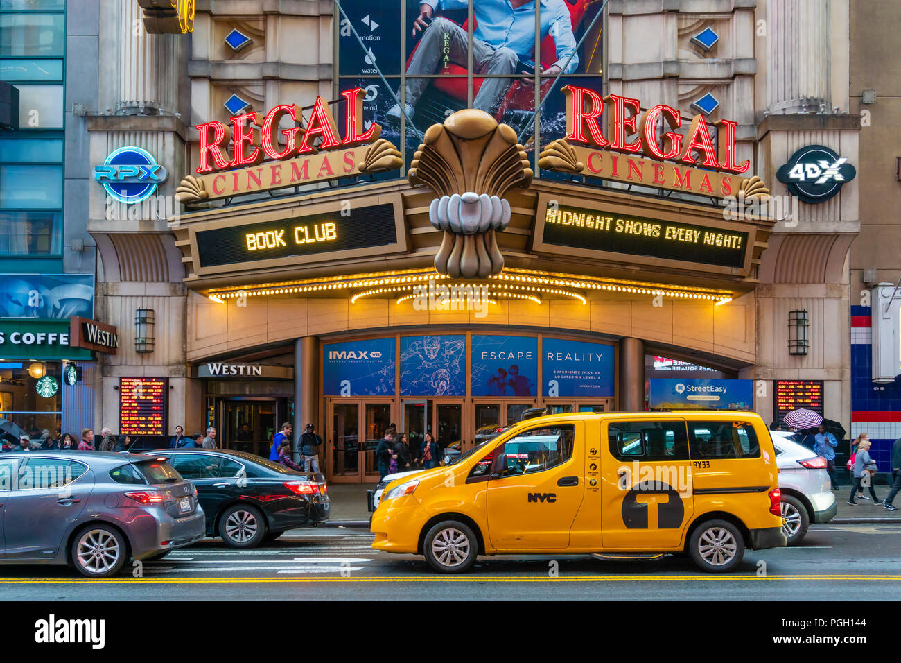 Les personnes qui désirent visiter le Regal Cinema à New York Banque D'Images