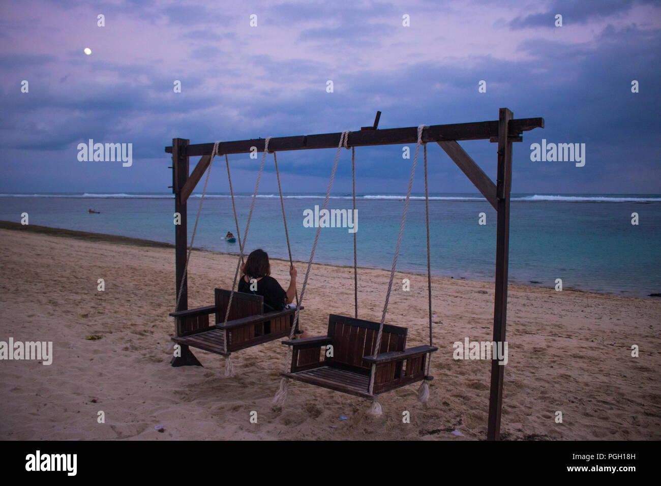 Vue de la plage à midi avec balançoire photo Banque D'Images
